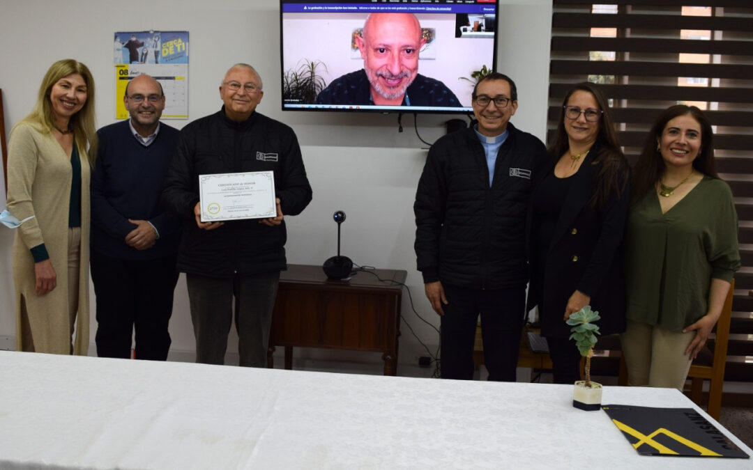 El P. Luis Padilla recibe reconocimiento especial en Comunicación No Violenta